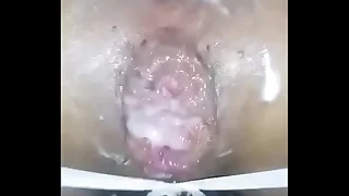 Haciendo fisting con m&iacute; amigo&comma;me mete un consolador enorme